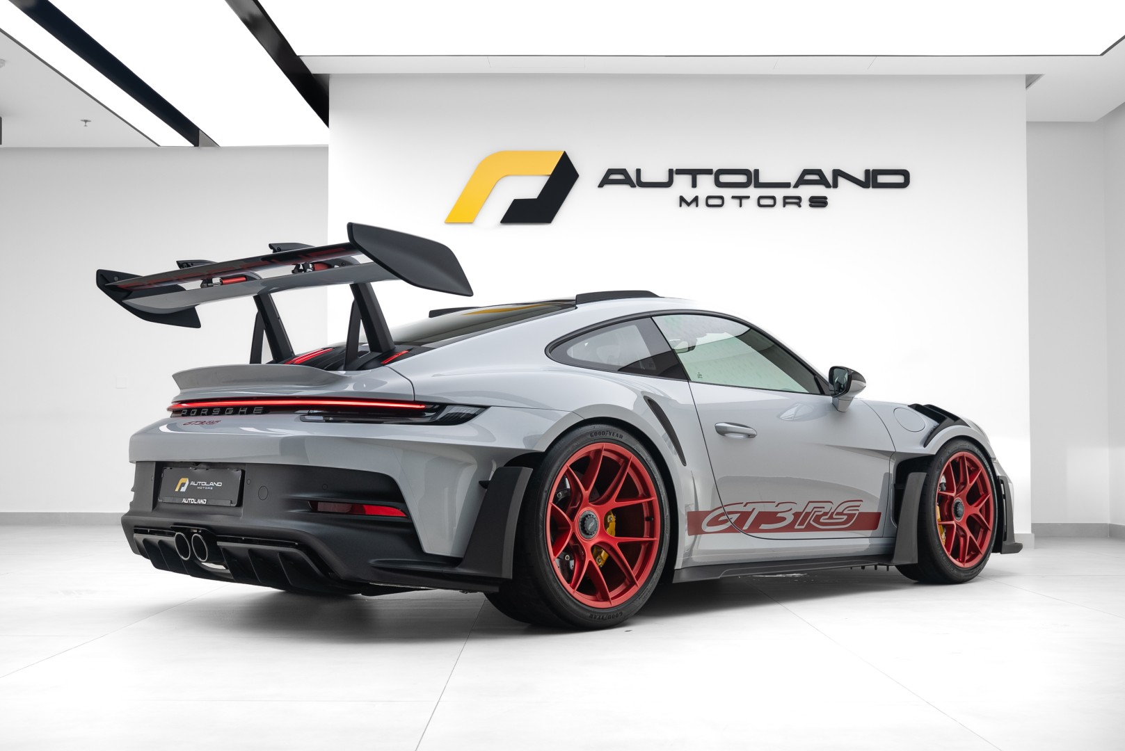 2024 PORSCHE 911 GT3 RS WEISSACH┃GCC┃5 YRS WARRANTY┃CARBON CERAMIC BRAKES┃SUSPENSION LIFTER┃ HIGH SPEC